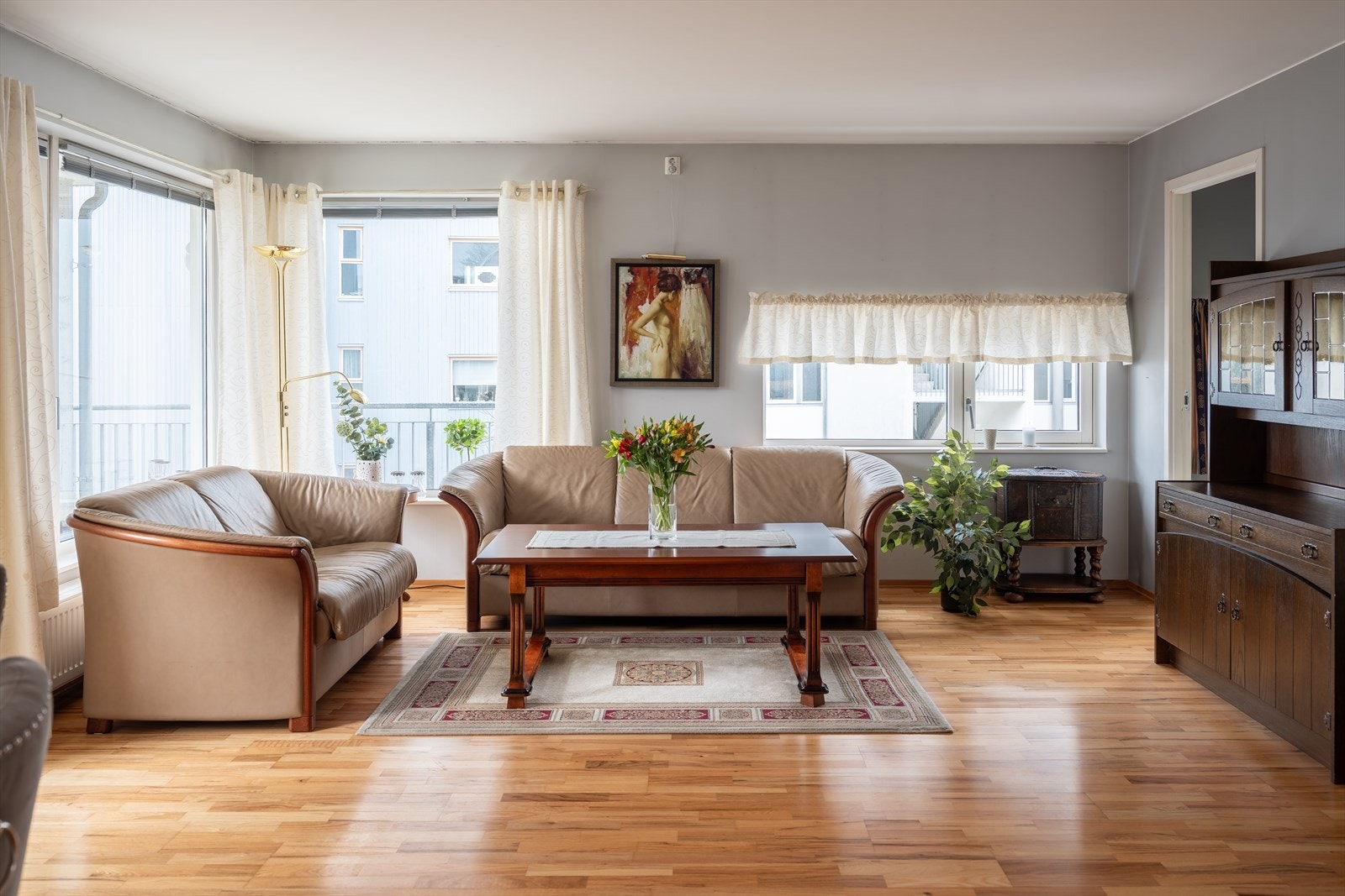 Leiligheten byr på åpen stue- og kjøkkenløsning, balkong, to soverom, bad, entré og innvendig bod for ekstra med lagringsplass. Galleribilde