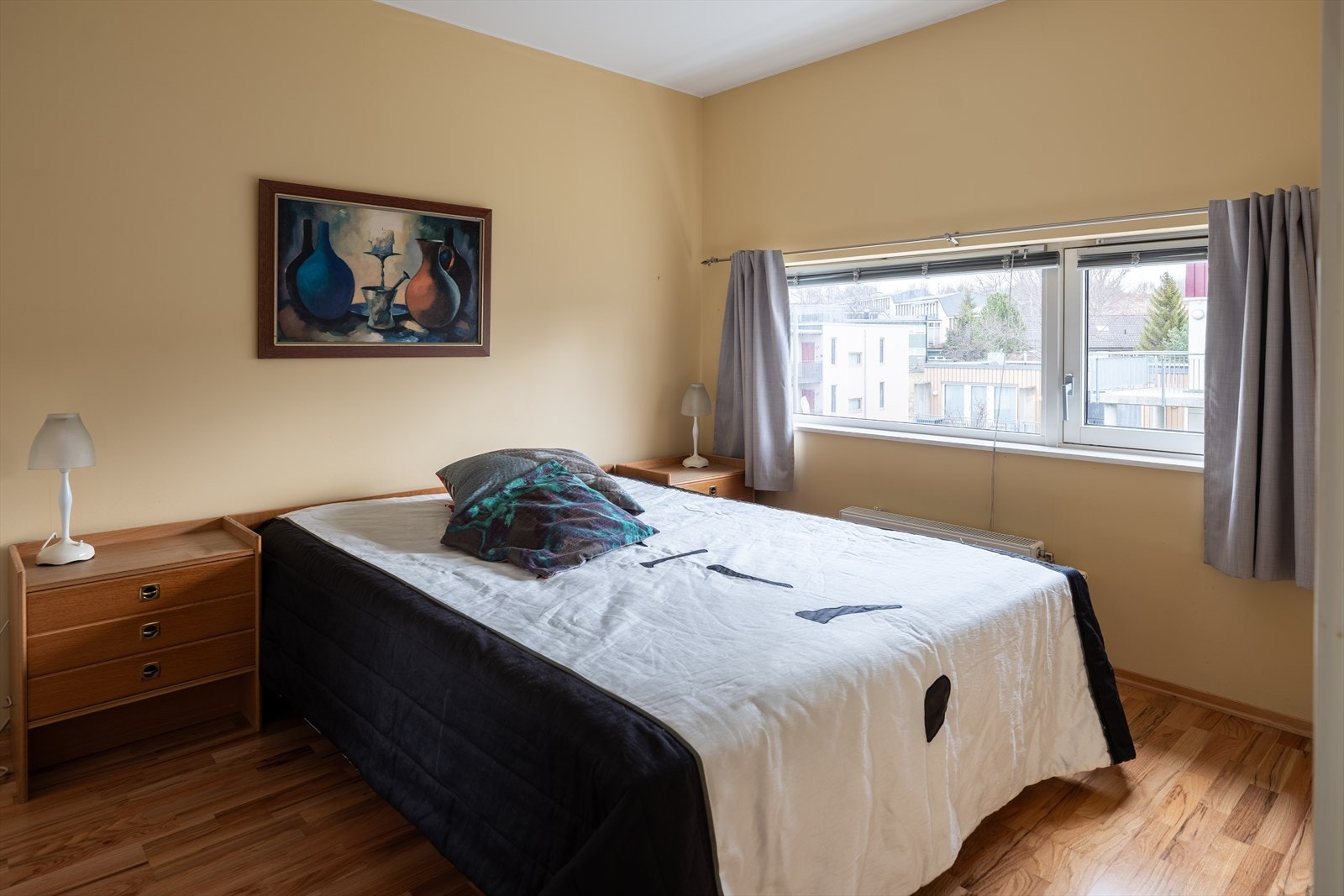 Hovedsoverommet er målt til hele 10,5m² med plass til dobbeltseng, nattbord, og garderobe. Galleribilde