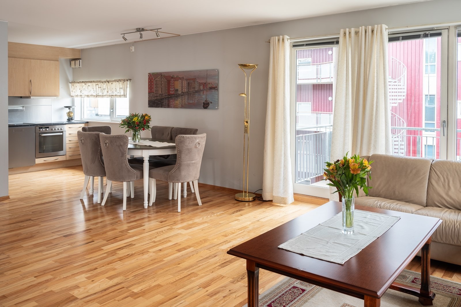 Stue- kjøkkenløsningen er på hele 37m², noe som gir god plass til ulike møbleringsmuligheter. Galleribilde