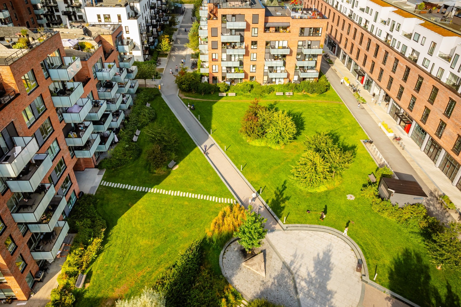 Eiendommen ligger fint til i Krydderhagen - mellom Hasle og Løren i Oslo; et hyggelig boområde hvor du finner stort sett alt du trenger i hverdagen i kort gåavstand. Galleribilde