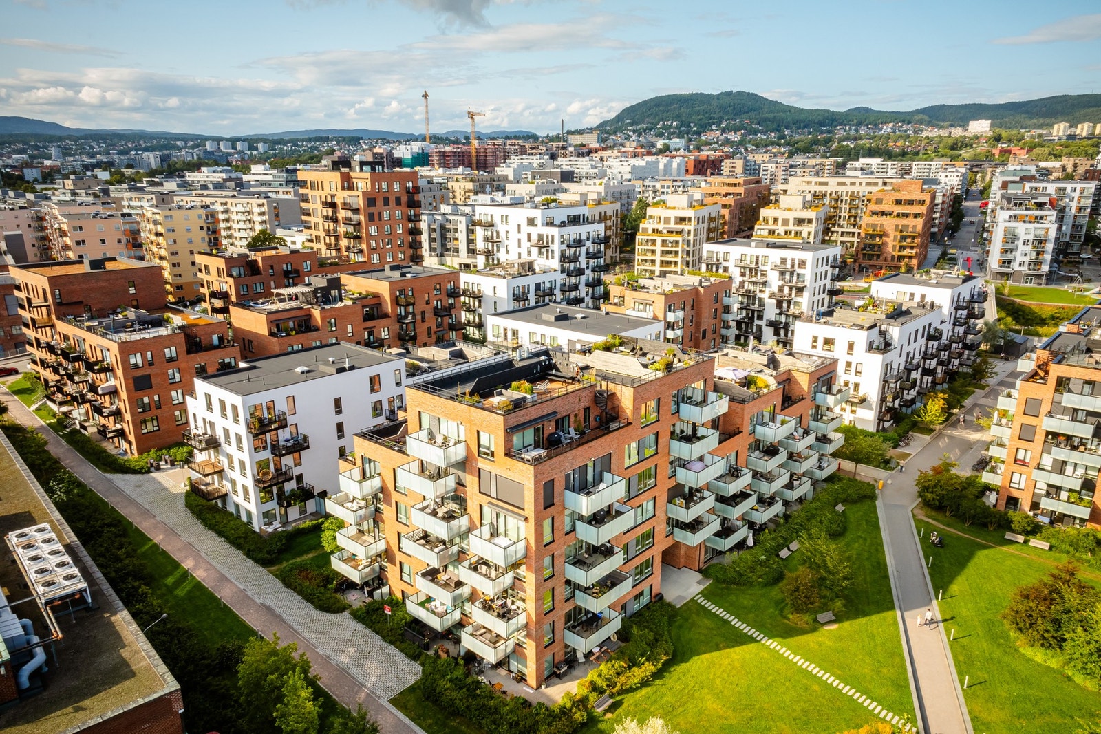 Krydderhagen er kjent for sine pene fellesområder mellom bebyggelsen og fikk pallplass i Oslo bys arkitekturpris for 2020. Galleribilde