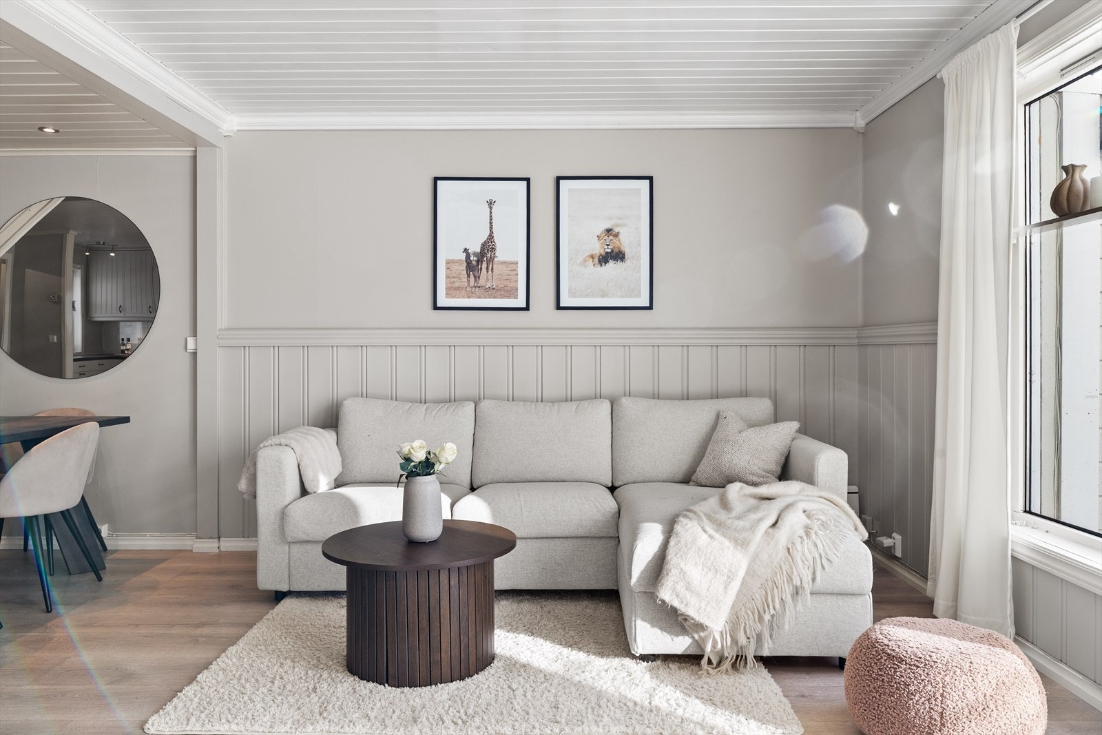 Sofa med plass til flere i stueområdet. Galleribilde