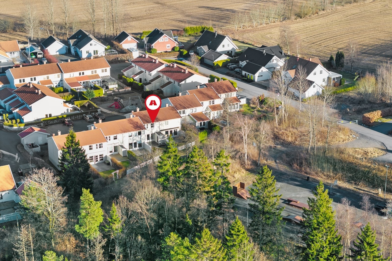 Rekkehusene ligger i et etablert og familievennlig nabolag. Galleribilde