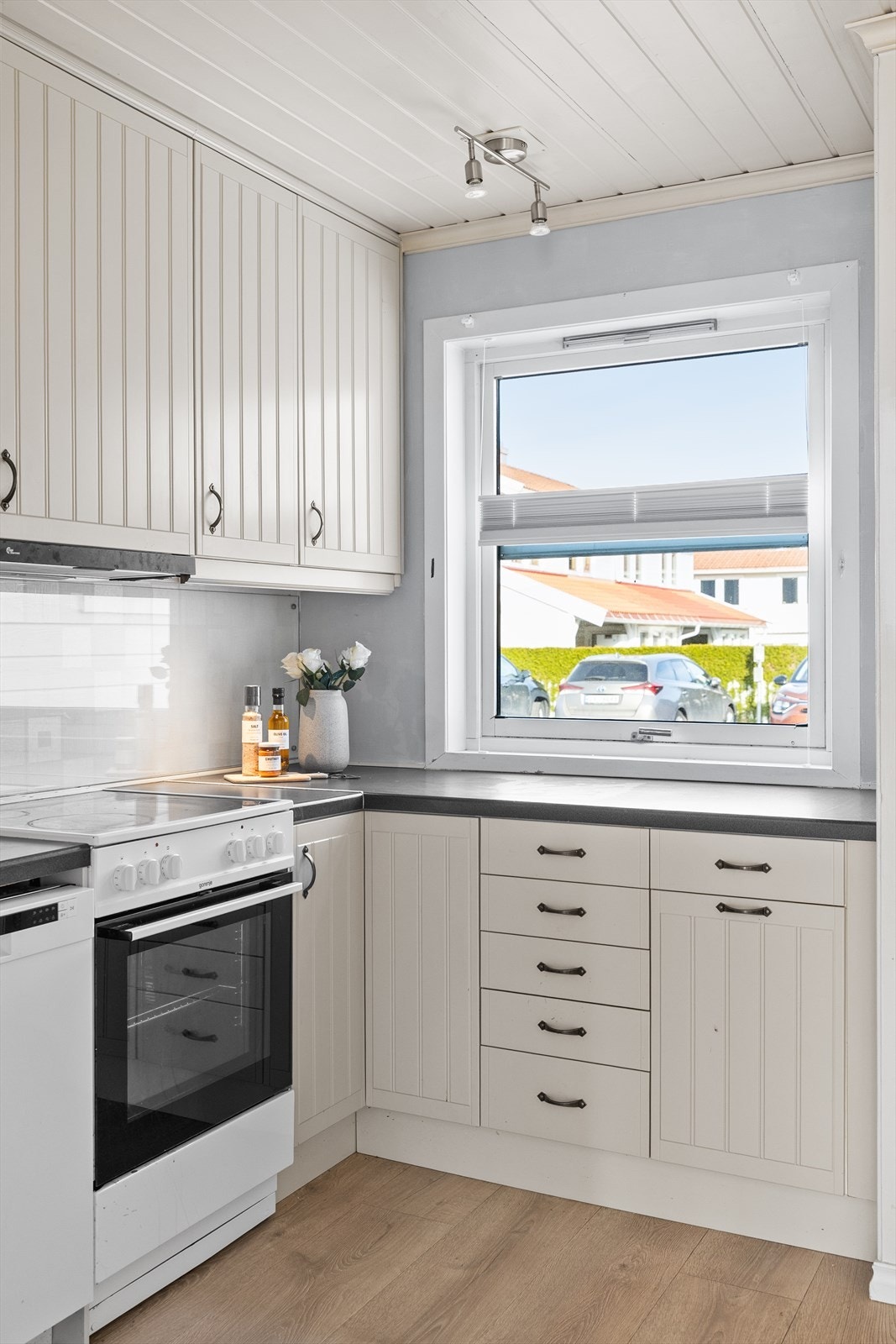 Vindu på kjøkkenet gir naturlig lysinnslipp. Galleribilde