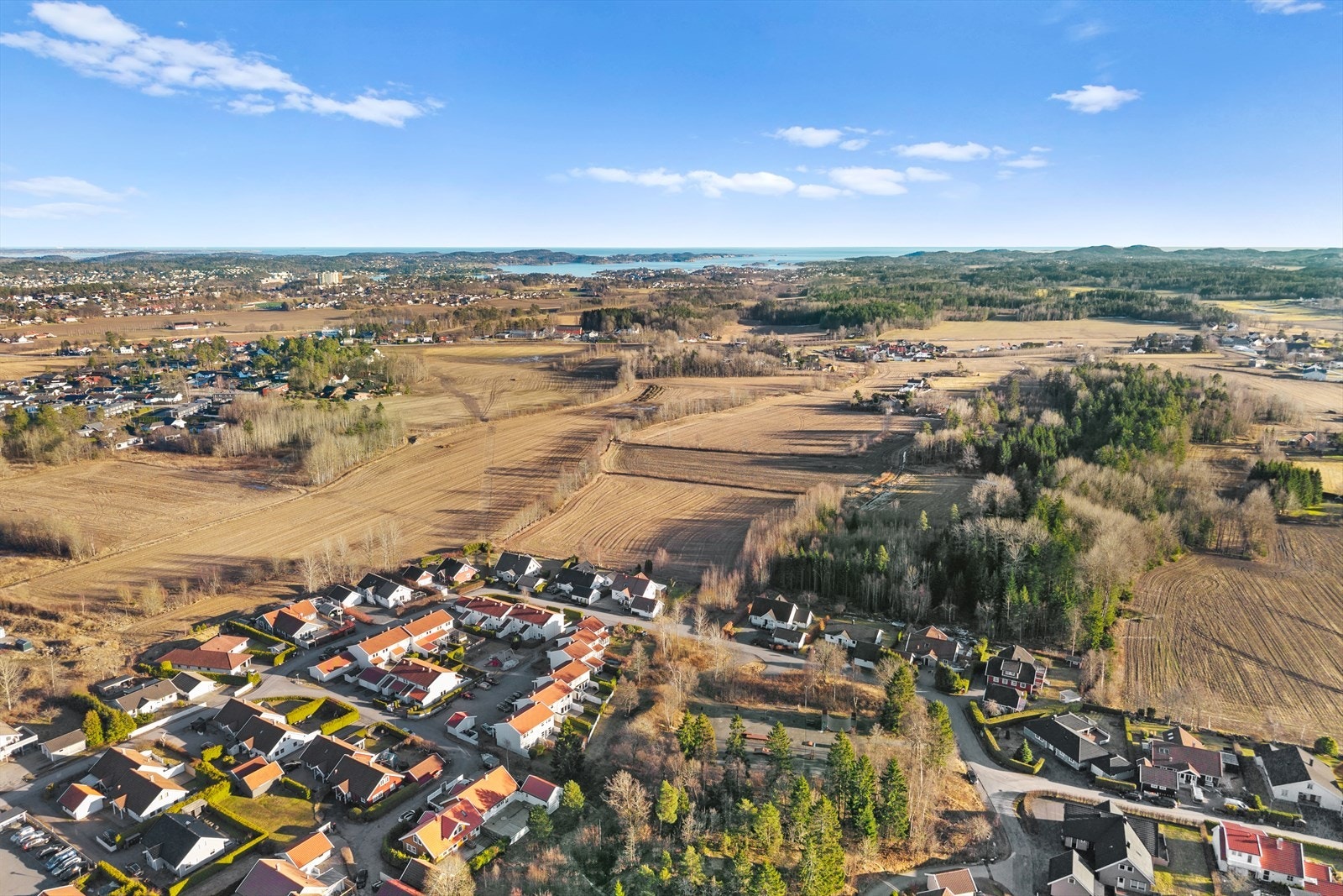 Området er omgitt av landlige omgivelser med åpen utsikt. Galleribilde