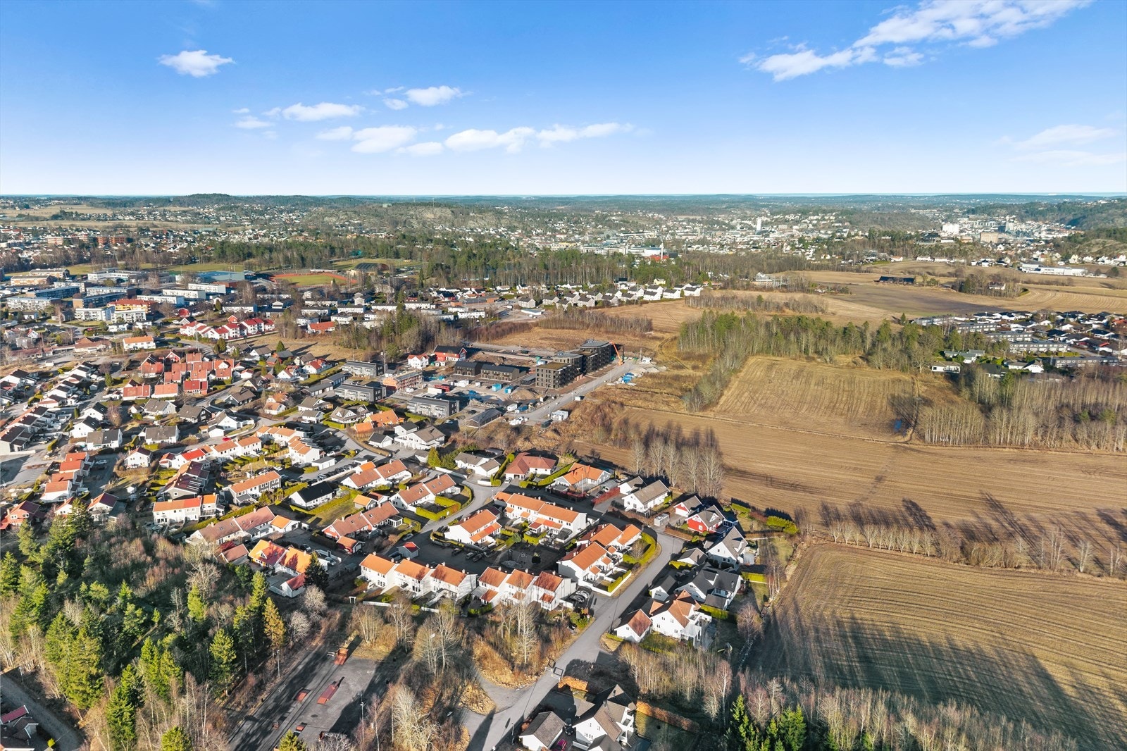 Beliggenhet gir god utsikt over nærliggende landskap. Galleribilde