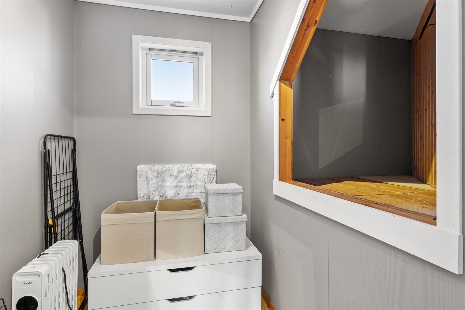 Kott med plankegulv gir ekstra oppbevaringsmuligheter. Vinduet sikrer naturlig lysinnslipp i rommet. Galleribilde