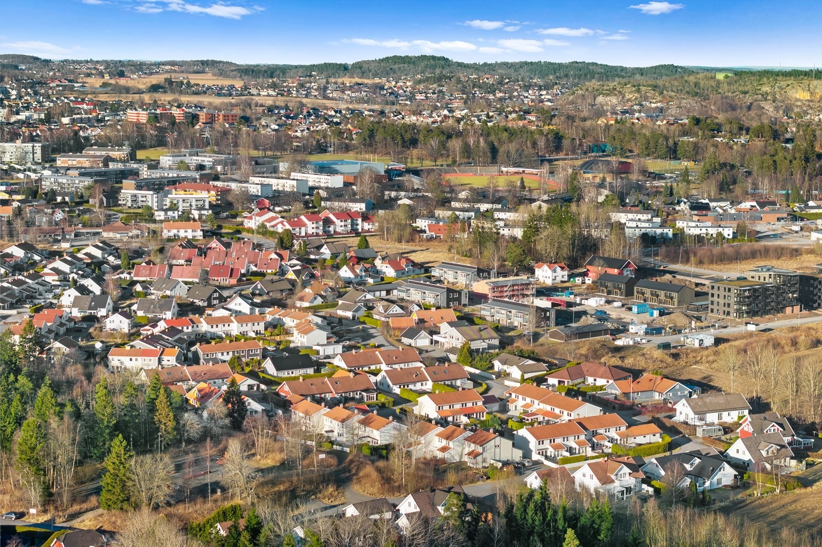 Nærområdet har variert bebyggelse og gode fasiliteter. Galleribilde