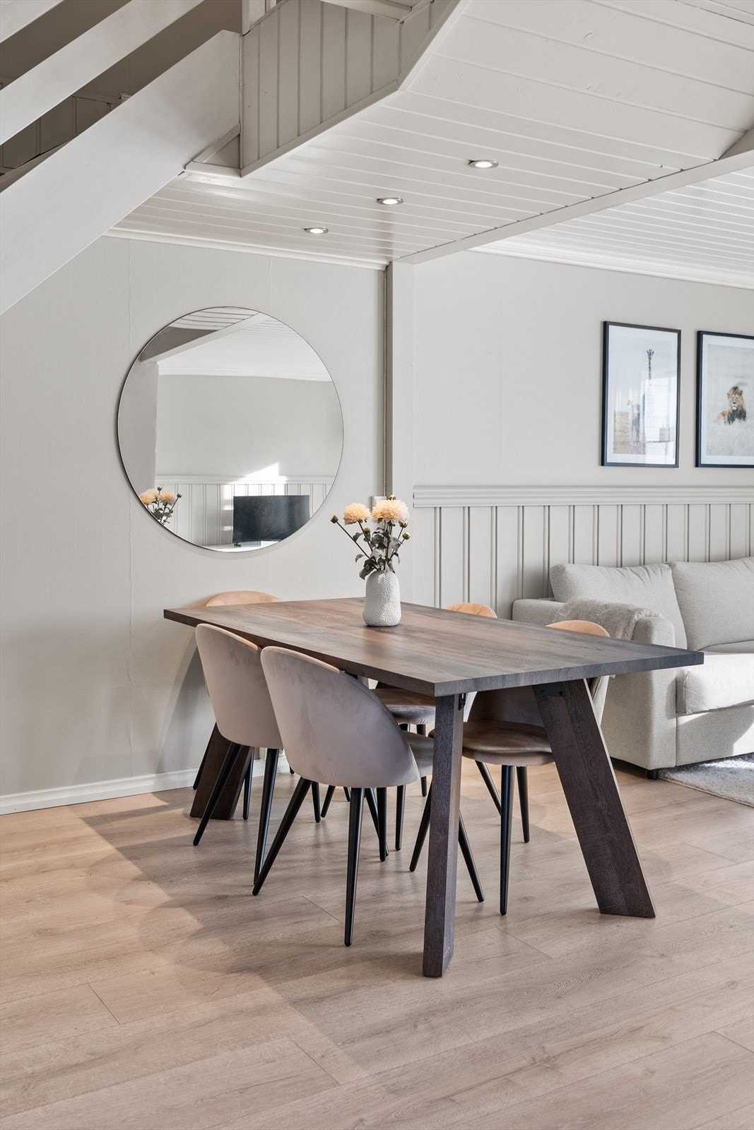 Plassering av spisebordet ved stuen gir en naturlig og sosial spiseplass for familien eller venner. Galleribilde