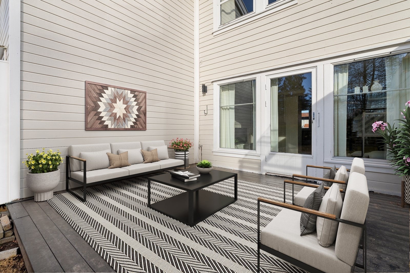 Terrassen har levegger med liggende kledning som gir skjerming og mulighet for hyggelige sammenkomster. (digital styling) Galleribilde