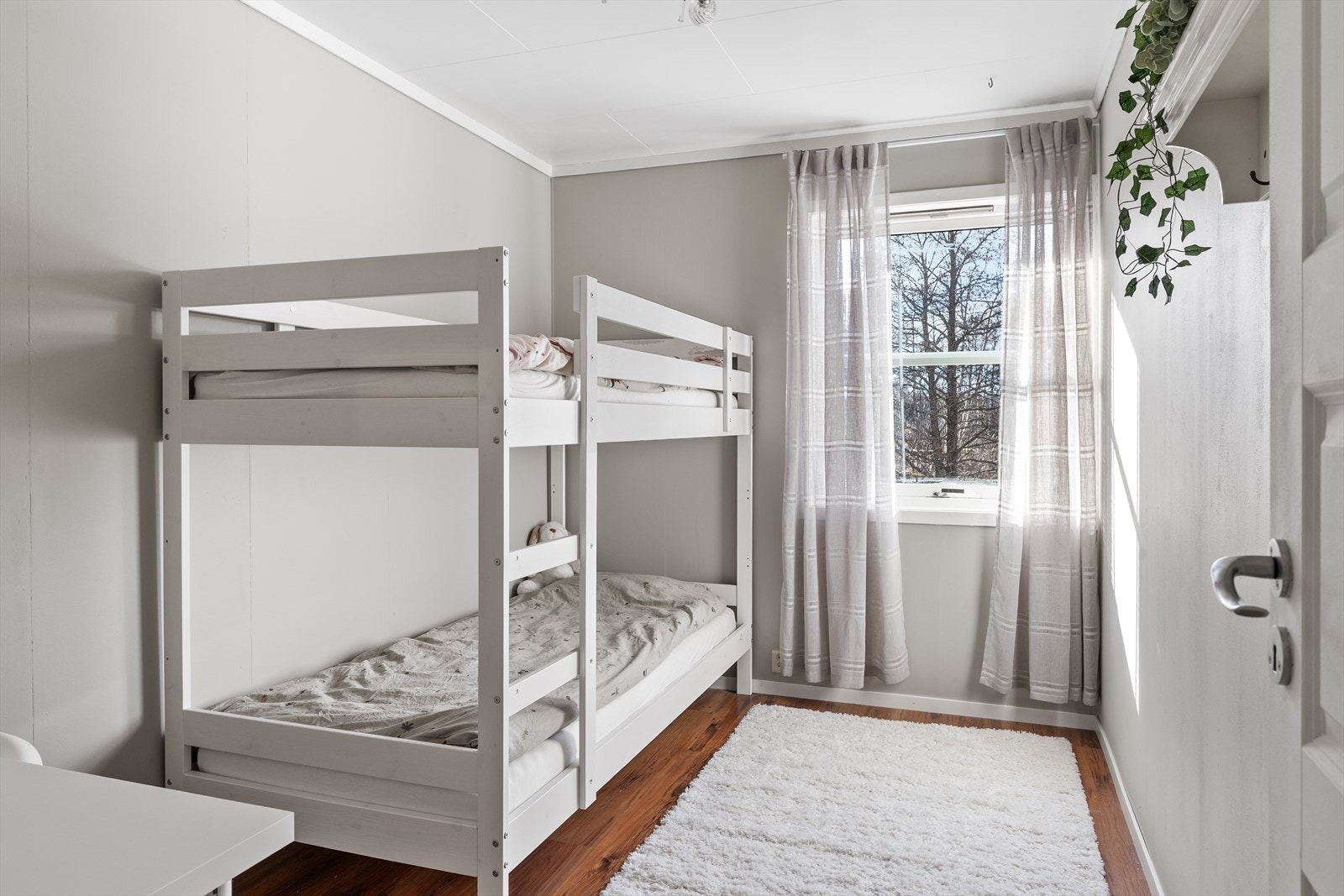 Plass til køyeseng og skrivebord gir fleksibel bruk av rommet. Galleribilde