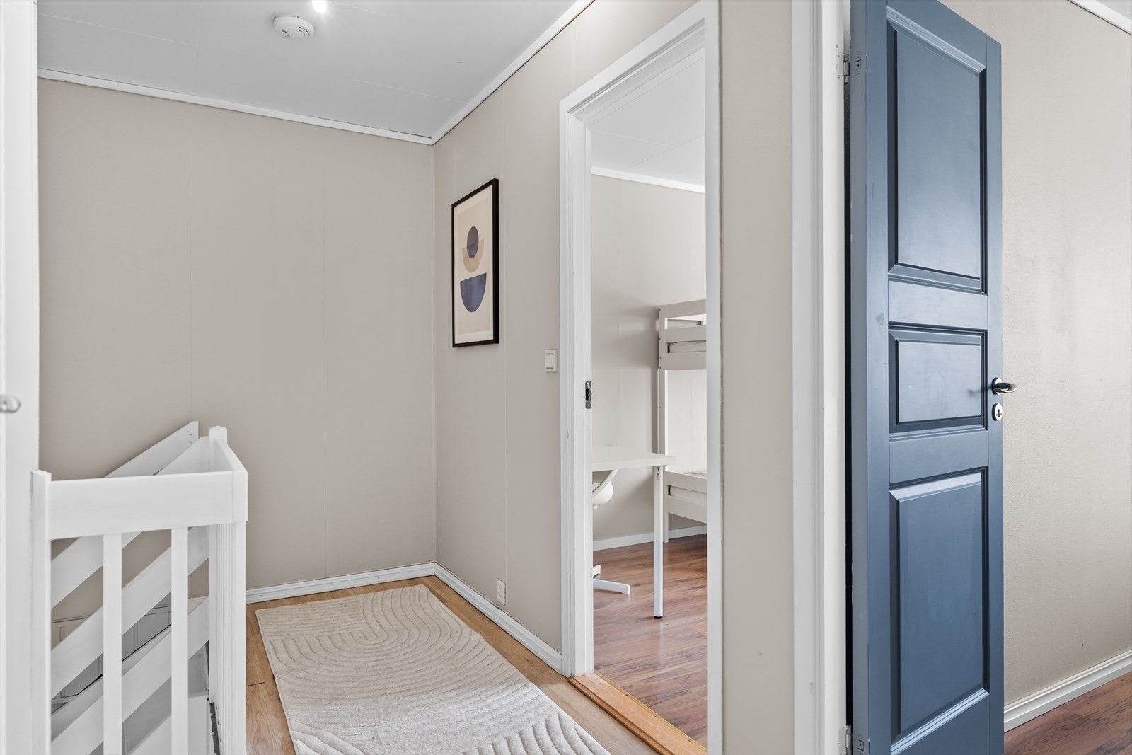 Gang i 2. etasje har laminatgulv og malte vegger, med tilgang til soverom, bod/kontor og bad. Galleribilde