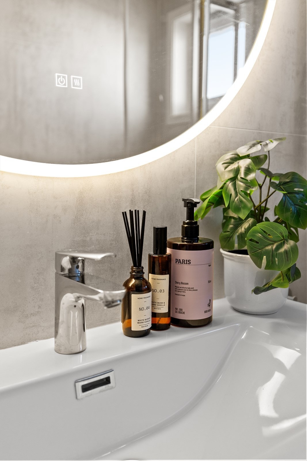 Detaljer som moderne blandebatteri og speil med belysning forsterker rommets funksjonalitet. Galleribilde