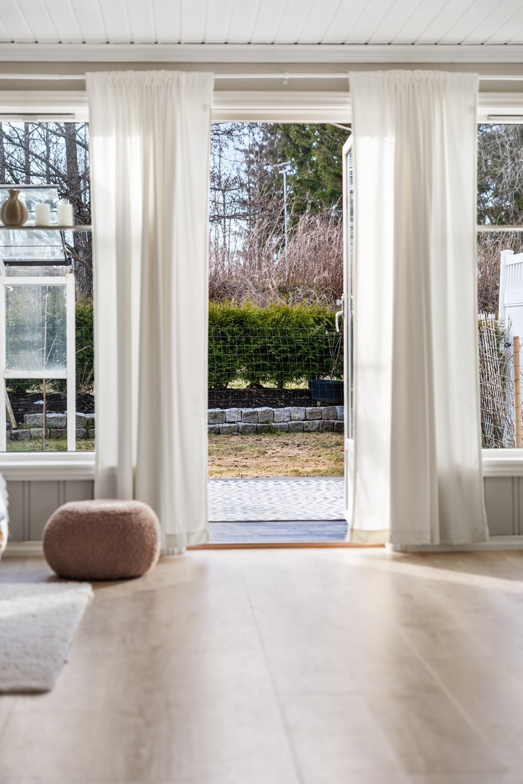 Terrassedør gir direkte utgang til hagen. Galleribilde