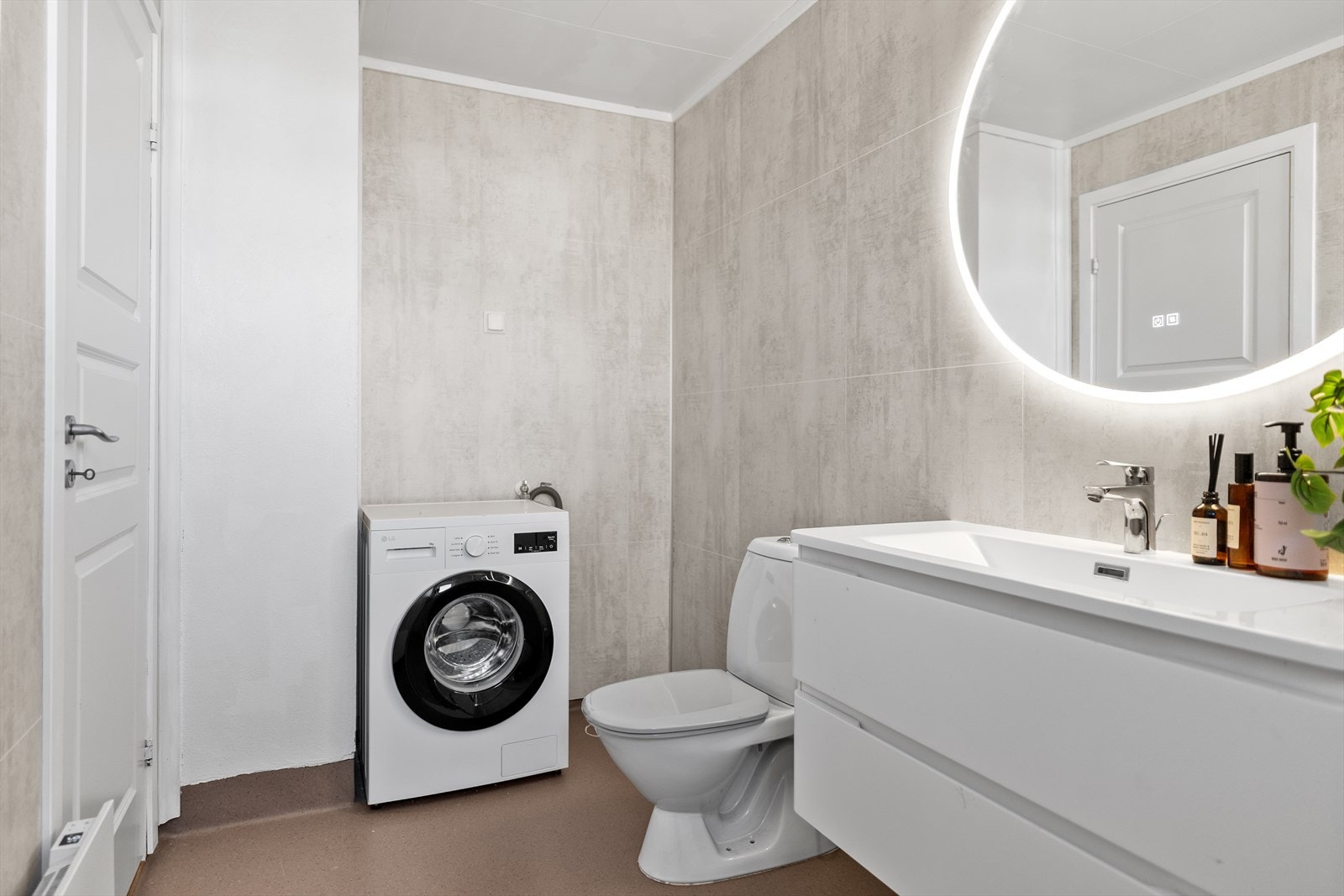 Opplegg for vaskemaskin gjør badet til et komplett vaskerom. Galleribilde