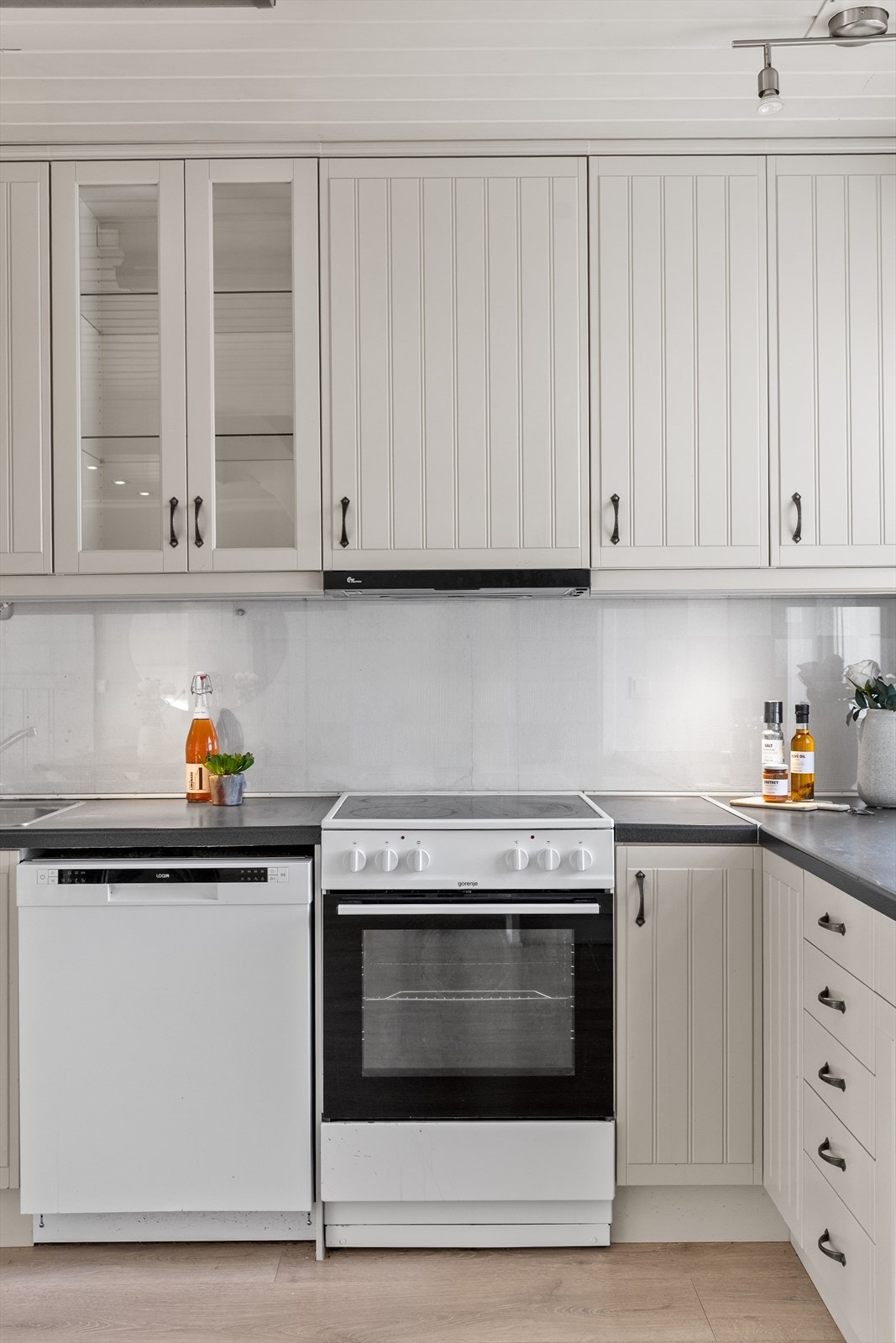 Benkeplate av laminat gir en praktisk arbeidsflate. Galleribilde