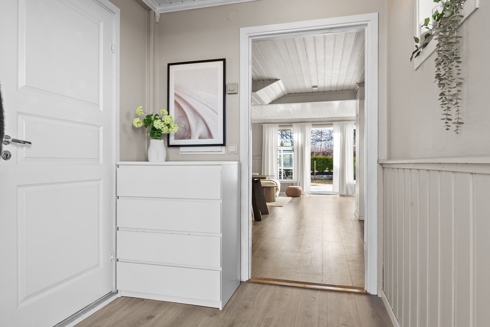 Direkte forbindelse til stue/kjøkken gir en praktisk og åpen planløsning. Galleribilde