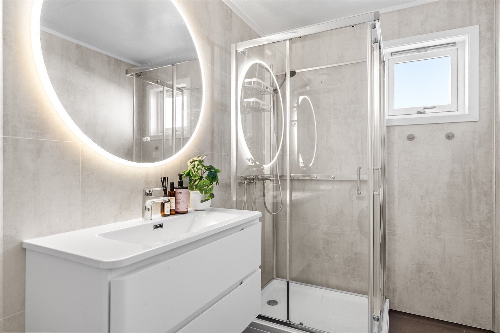 Dusjkabinett og vinylbelegg på gulvet gir en praktisk løsning for daglig bruk. Galleribilde