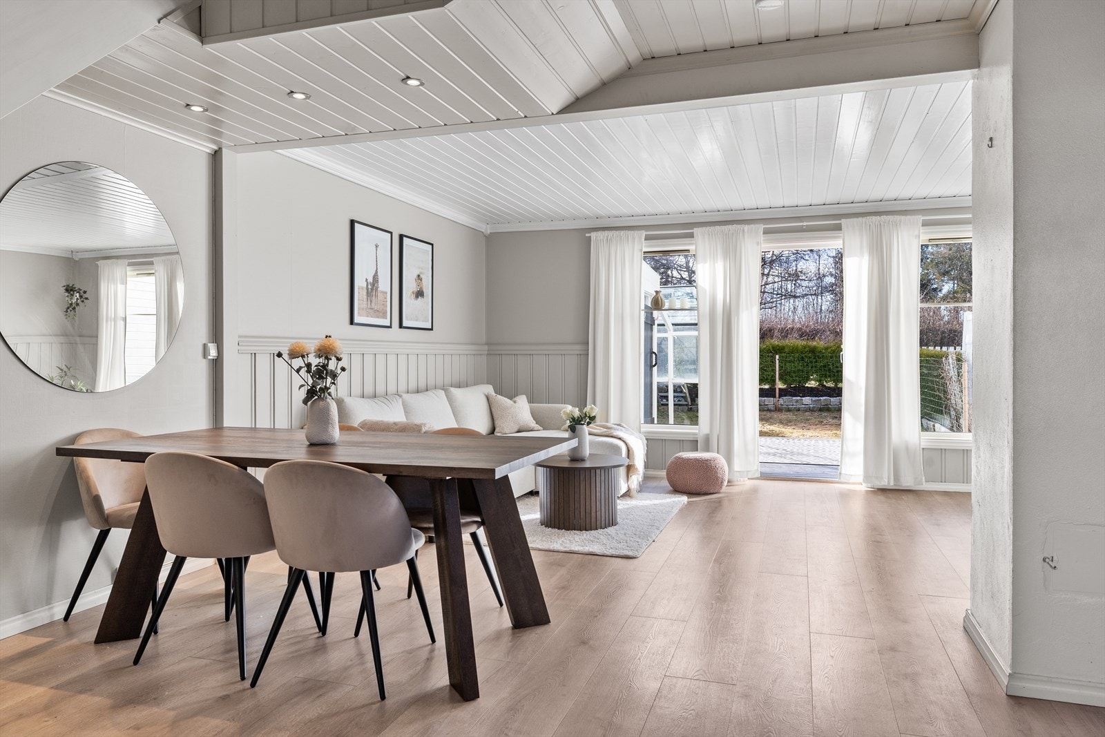 Flott og lys stue med laminatgulv og nymalte vegger, med utgang til hyggelig terrasse og hage. Galleribilde