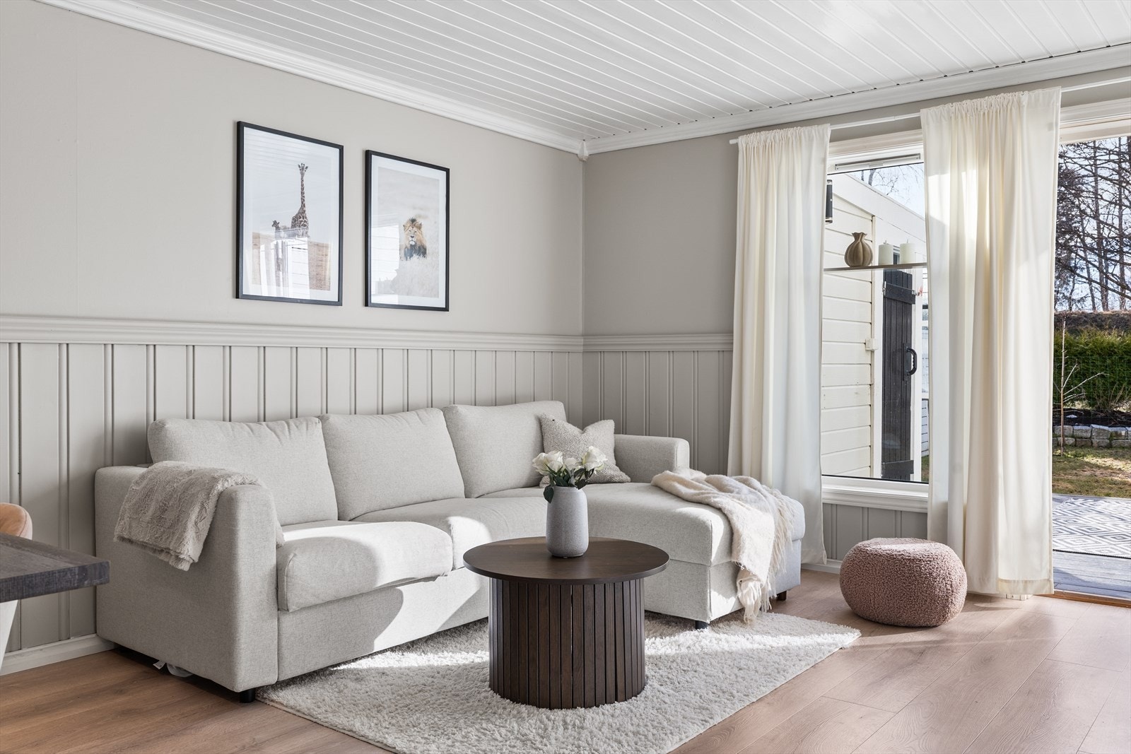 Lyst interiør i stuen skaper et romslig inntrykk. Galleribilde