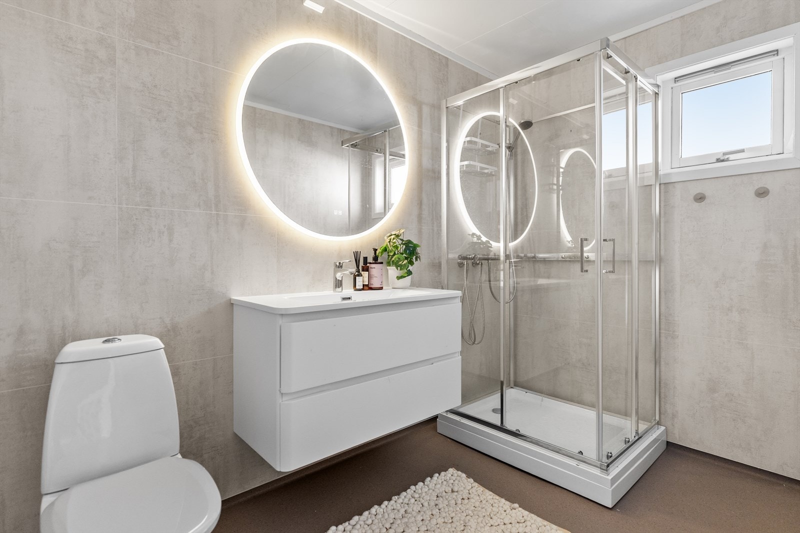 Nytt bad fra 2025! Stilren baderomsinnredning med nedfelt servant gir god oppbevaringsplass. Galleribilde