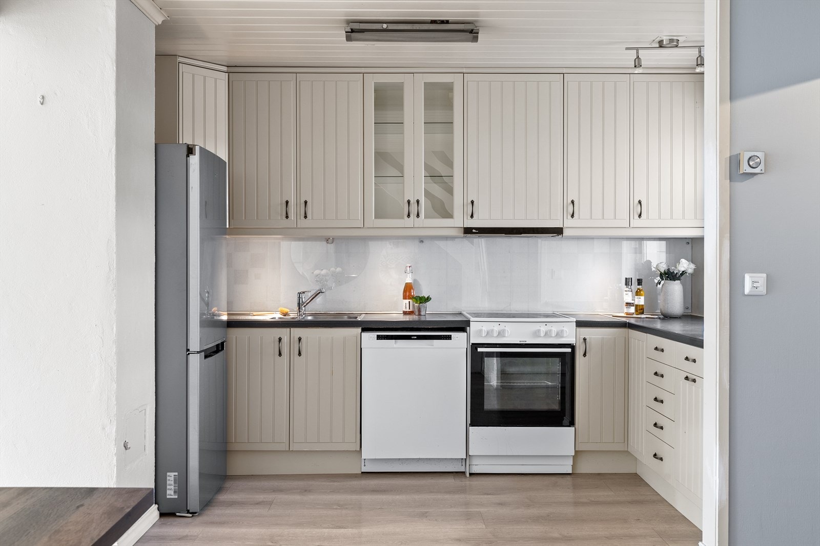 Åpen planløsning mellom kjøkken og stue gjør det enkelt å lage mat og samtidig være sosial med gjester eller familien. Galleribilde