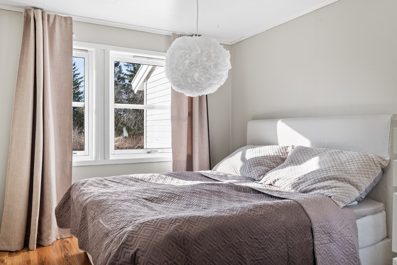 Soverommet har malte vegger og trevinduer med 2-lags glass, som gir godt lysinnslipp. Galleribilde