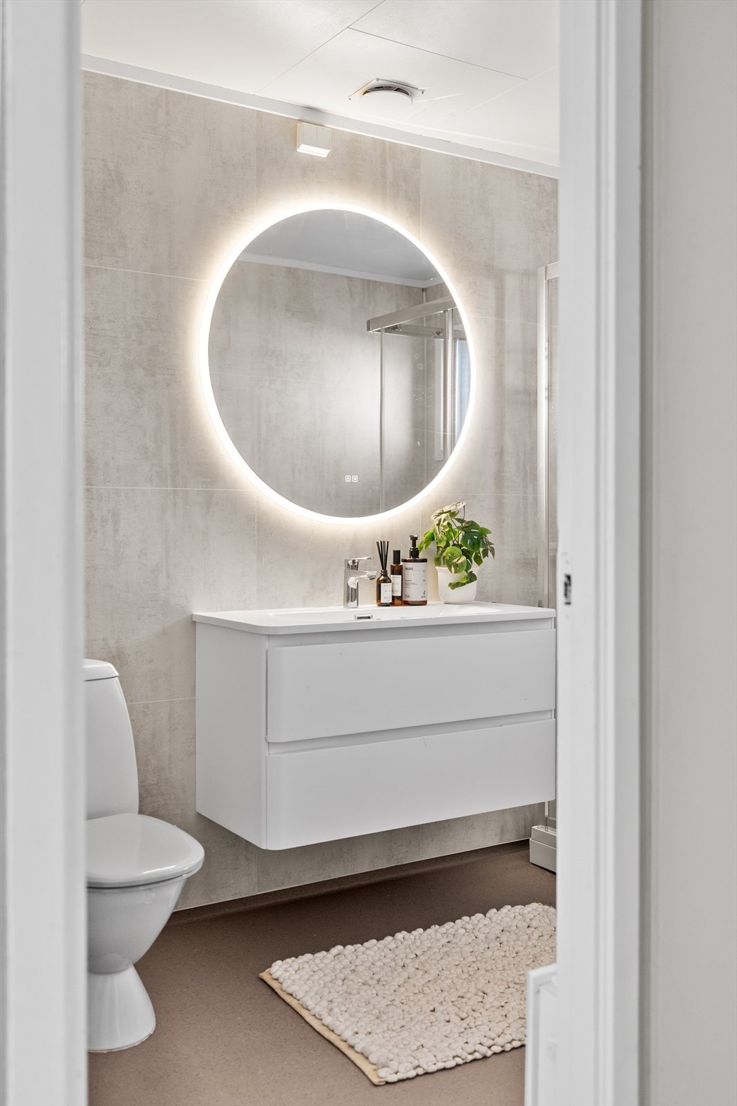 Velkommen til ditt nye bad, med stilrene løsninger og plass for vaskemaskin. Vegger med baderomsplater og himling med himlingsplater gir et solid våtrom. Galleribilde