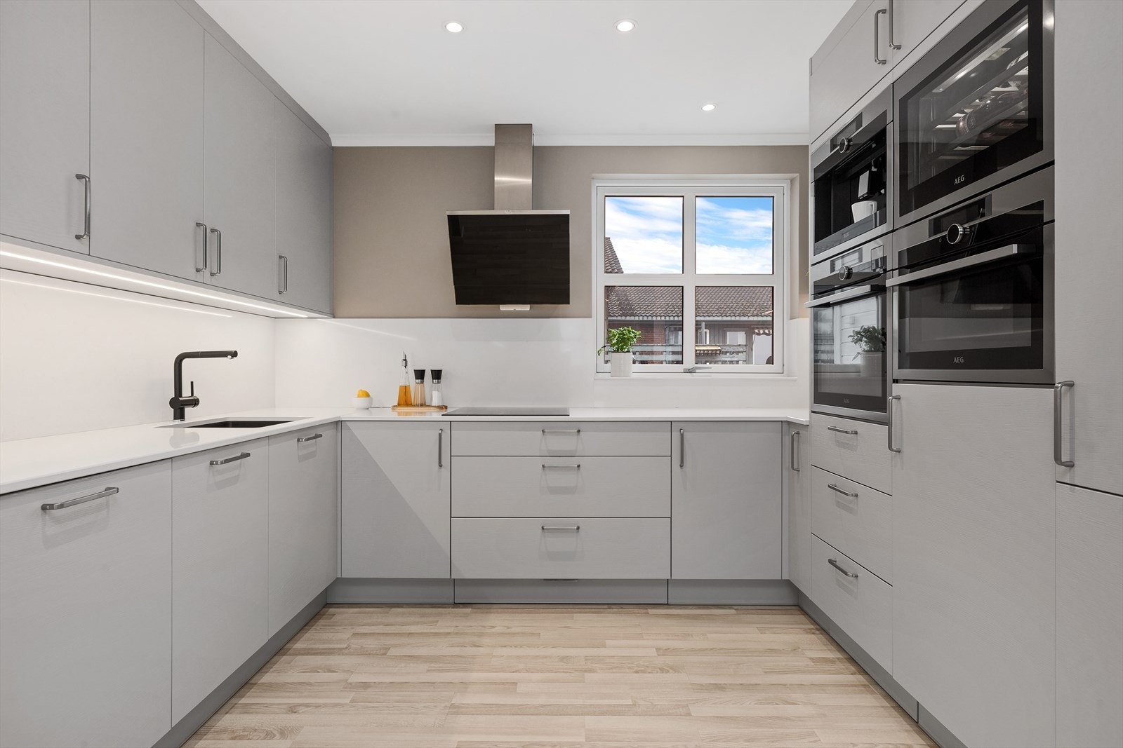 Et moderne påkostet kjøkken fra Fossline ble montert i 2021. Galleribilde