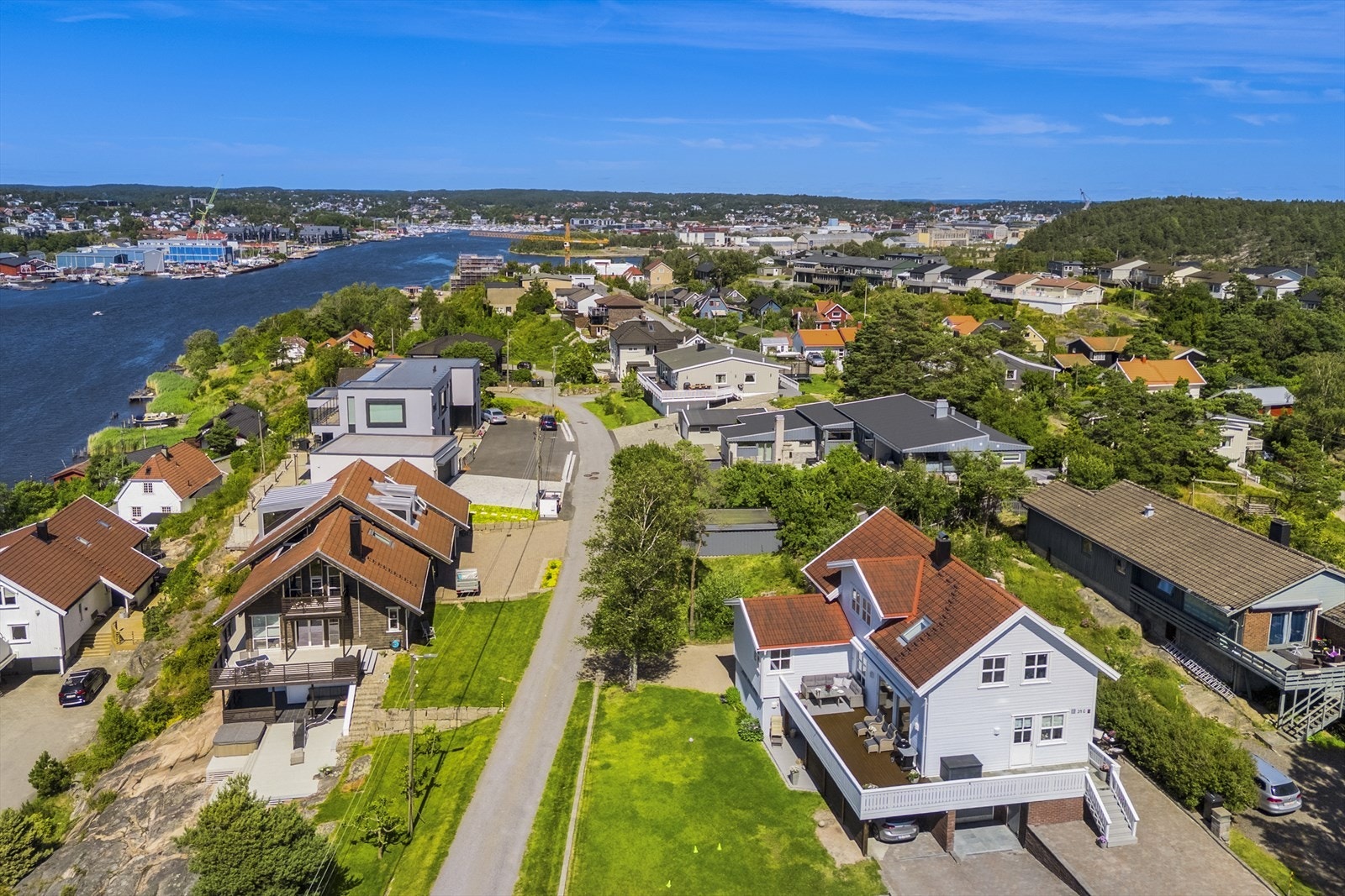 Gode bussforbindelser til sentrum, og kort avstand til butikker, skoler og barnehager. Galleribilde