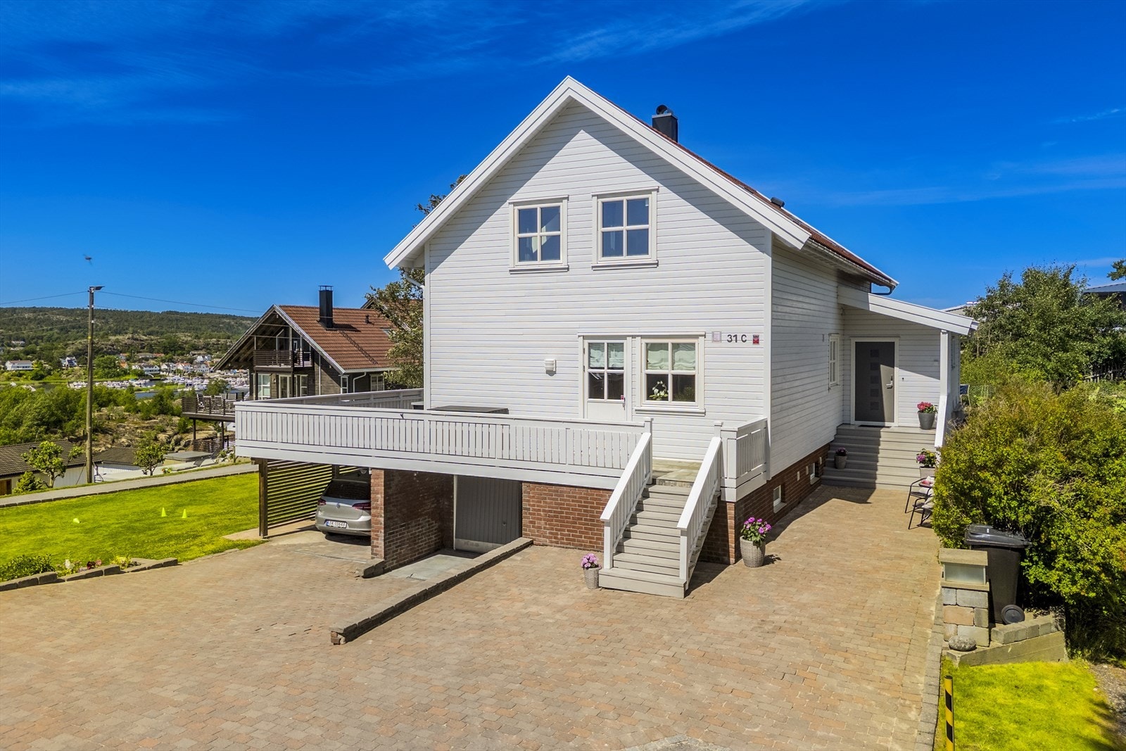 Parkering i garasje, carport og egen gårdsplass. Galleribilde