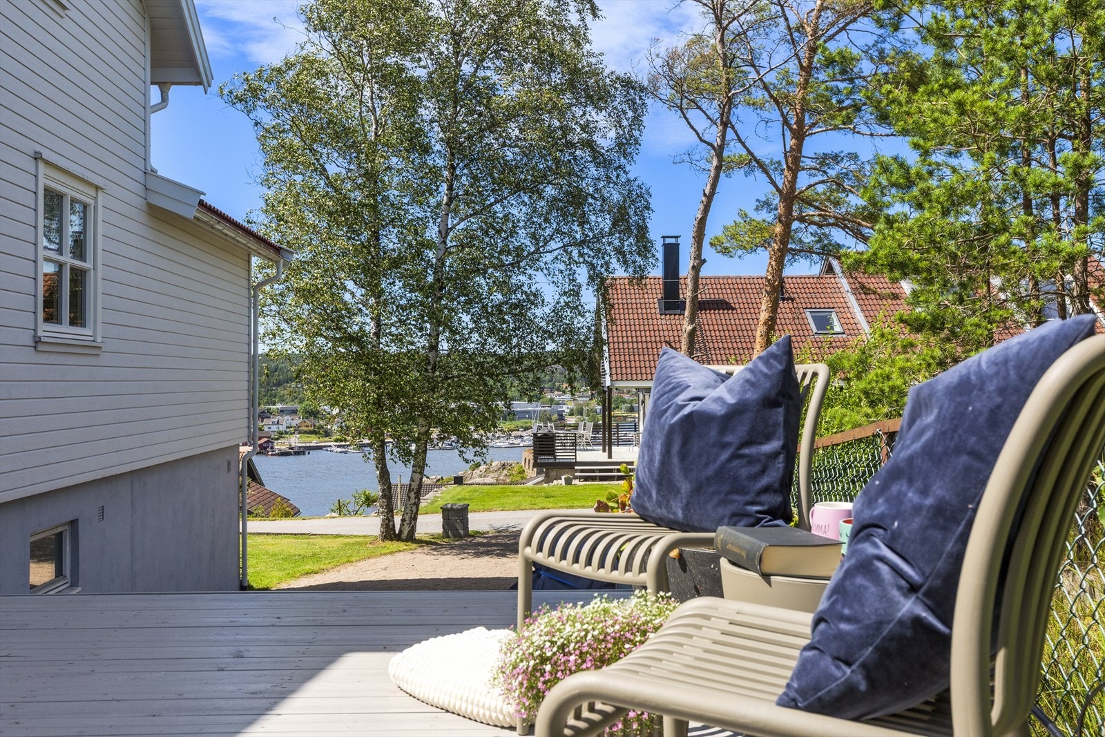 Med flere uteplasser kan du følge sola store deler av dagen. Galleribilde