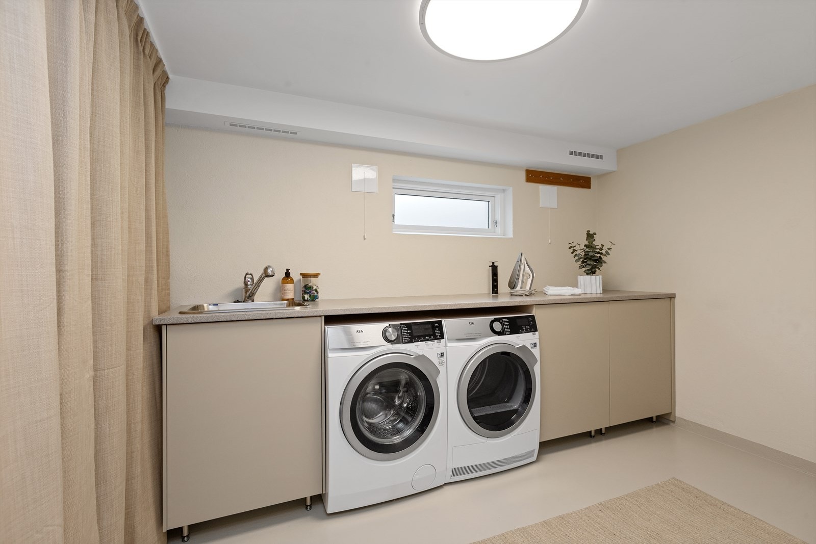 I tillegg er det eget vaskerom i kjeller som også fungerer som boligens tekniske rom. Galleribilde