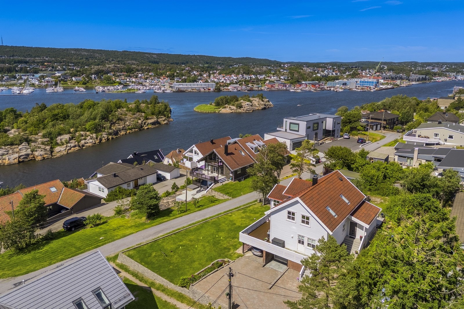 Boligen har fin, solrik beliggenhet i et attraktivt og barnevennlig boligområde. Galleribilde