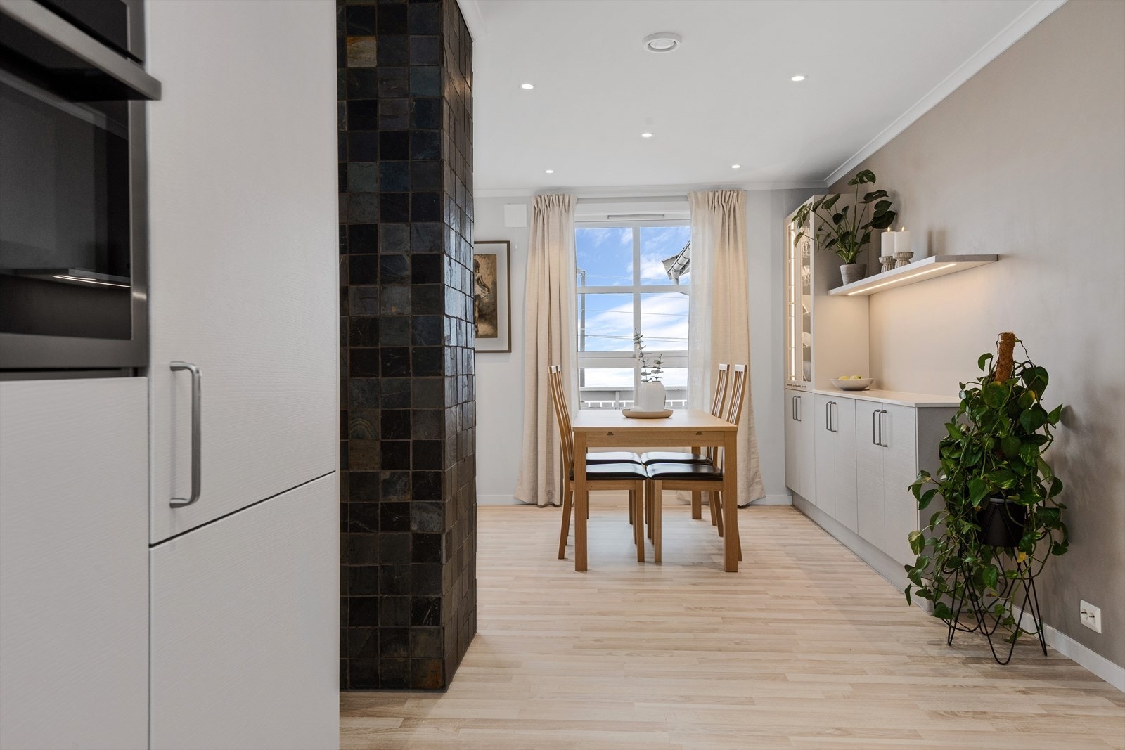 I tilknytning til kjøkkenet er det plass til spisebord, i tillegg til spisestuen i tilknytning stuen. Galleribilde