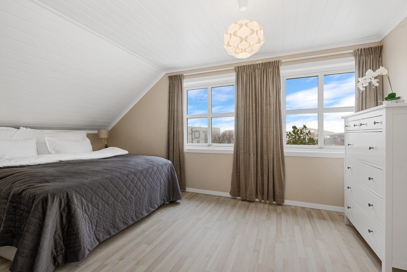 Boligen har til sammen fem soverom. Tre soverom i 2. etasje og to soverom i 1. etasje. Galleribilde