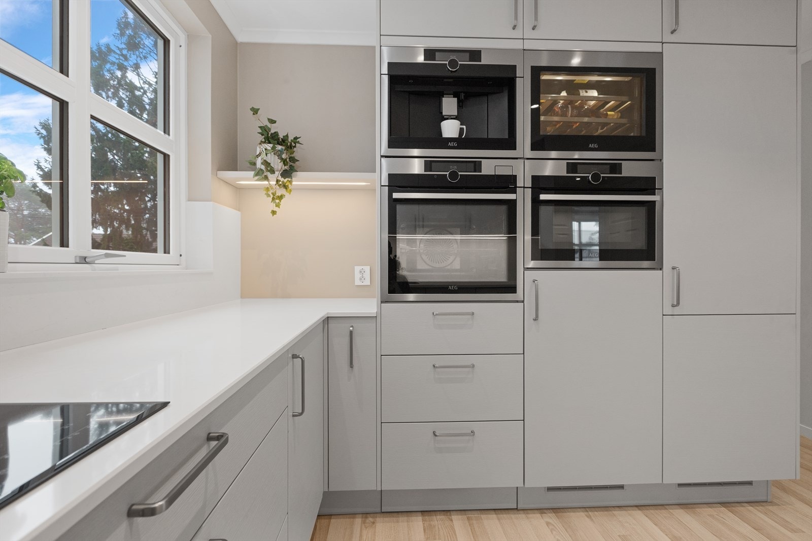 Kjøkkenet er utstyrt med integrerte hvitevarer som fryseskap, kjøleskap, oppvaskmaskin, stekeovn med damp, kombiovn, vinskap og kaffemaskin som medfølger handelen. Galleribilde