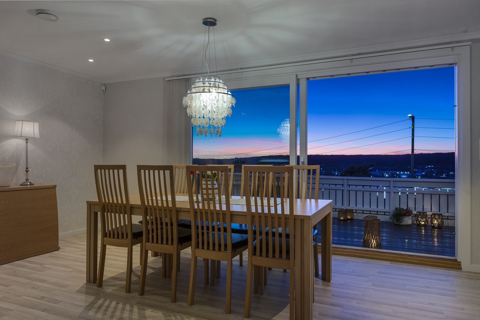 Flott utsyns med skyvedører ut mot terrassen. Galleribilde