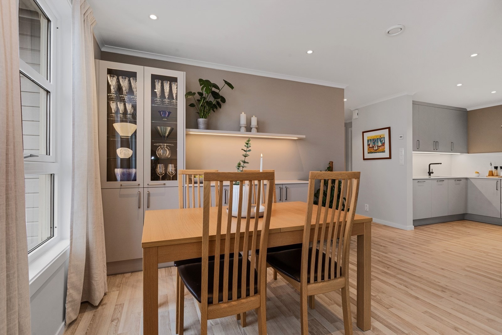 Her kan måltider nytes og lekser gjøres, mens matlagingen foregår på kjøkkenet. Galleribilde