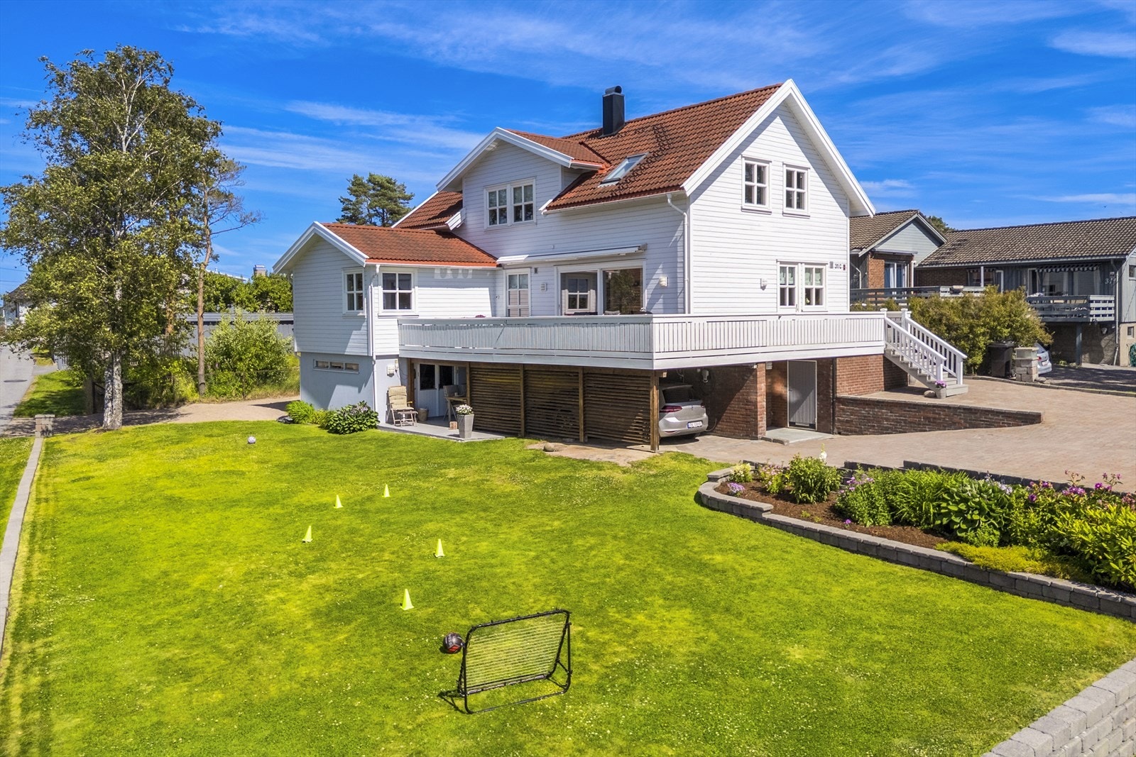 Eiendommen ligger i et rolig og barnevennlig område med blindveier og lite gjennomgangstrafikk. Galleribilde