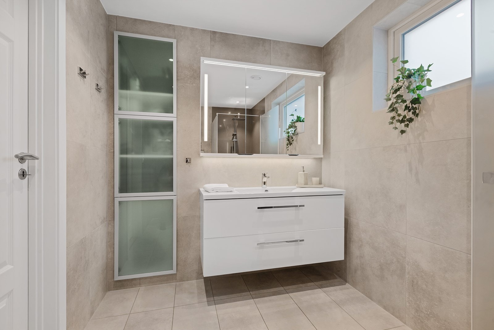 Boligen har til sammen tre bad, ett i hver etasje. Badet i 1. etasje ble etablert i 2019 og er moderne og stilrent. Galleribilde