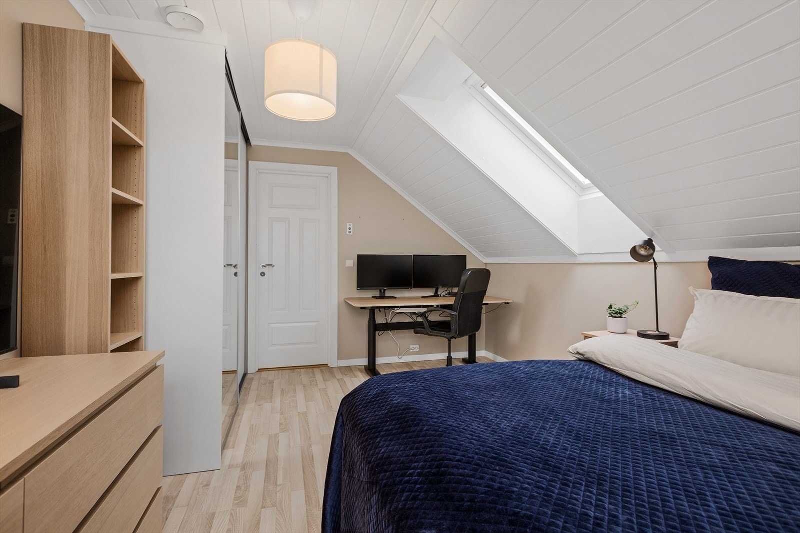 Soverom 2 har garderobeskap og plass til oppbevaringsmøbel. Galleribilde