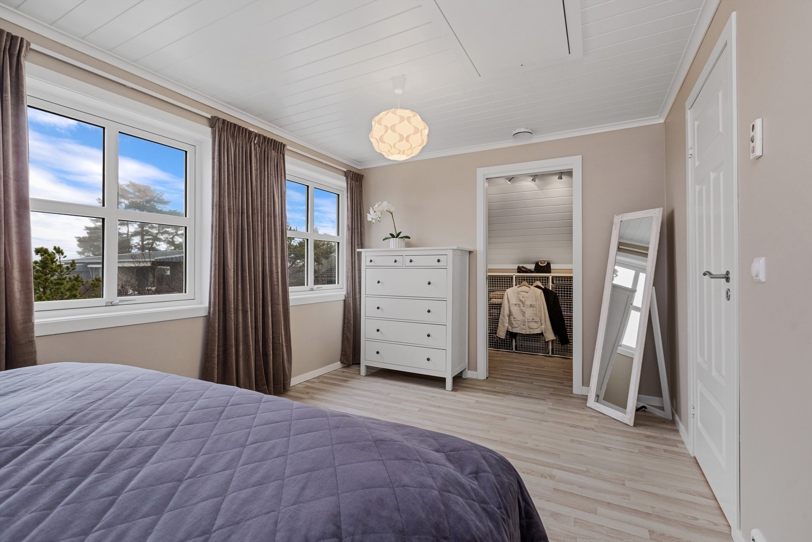 Hovedsoverom i 2. etasje har egen walk-in garderobe. Galleribilde