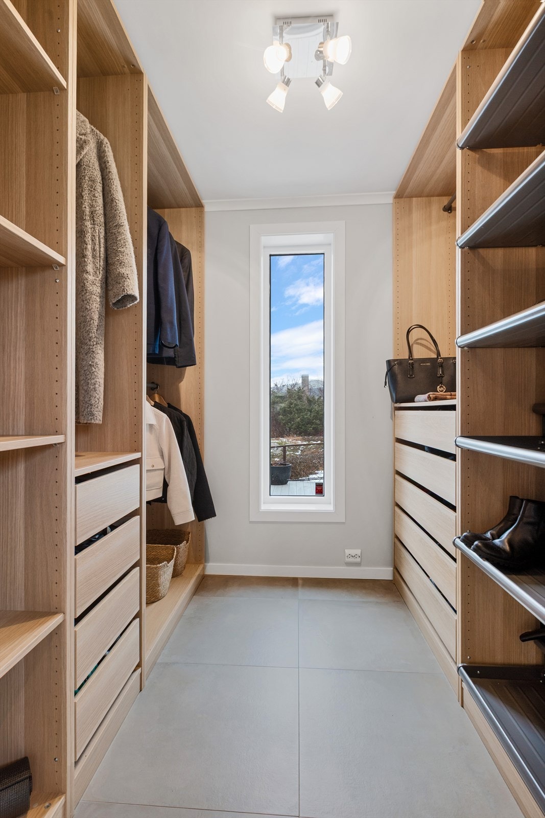 Praktisk walk-in garderobe. Galleribilde