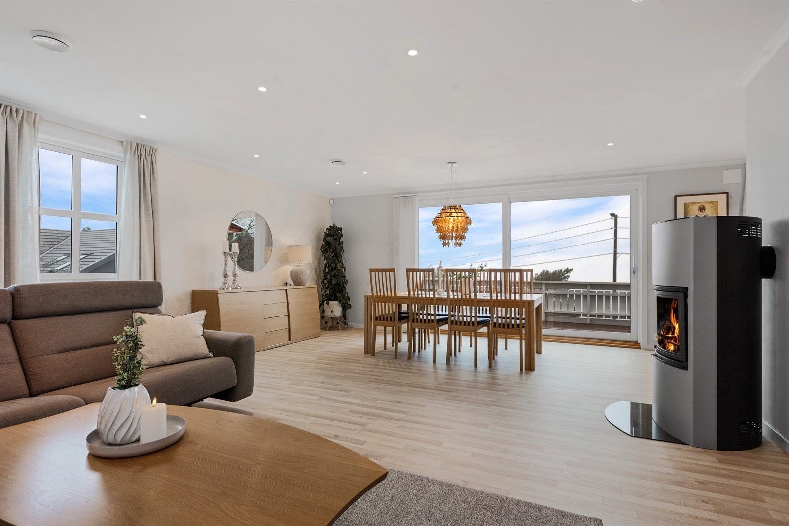 Generøse vindusflater bidrar til et lyst og hyggelig oppholdsrom. Galleribilde