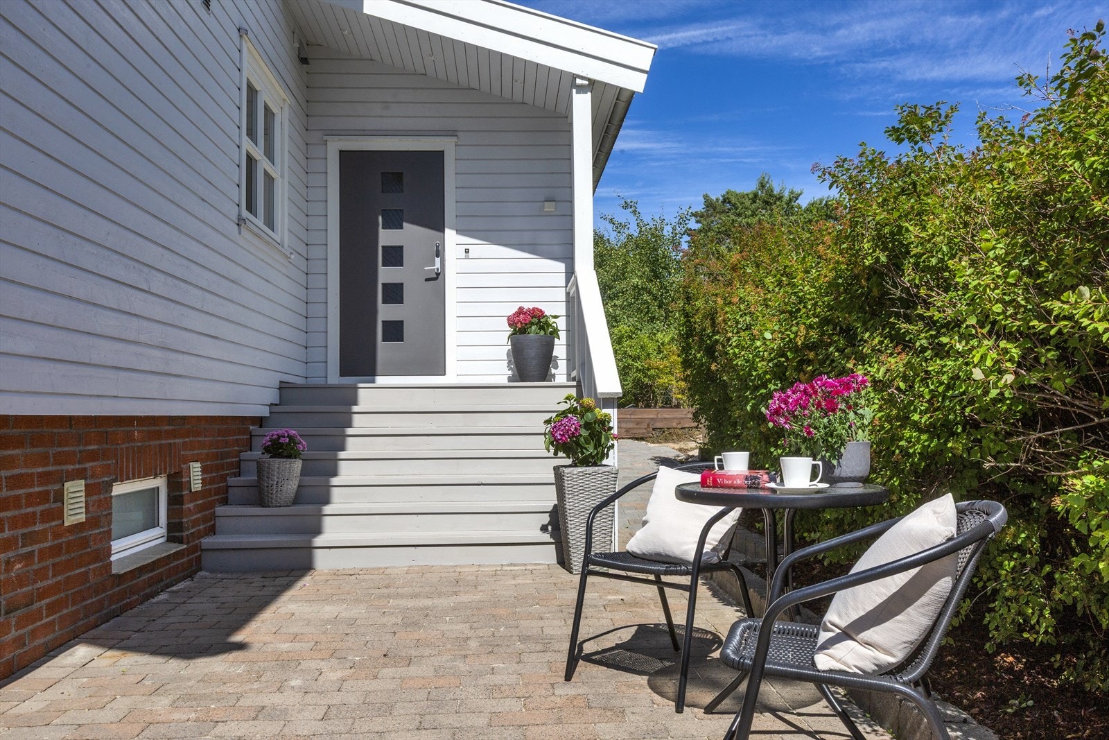 Du ønskes velkommen inn gjennom en overbygget entré. Galleribilde