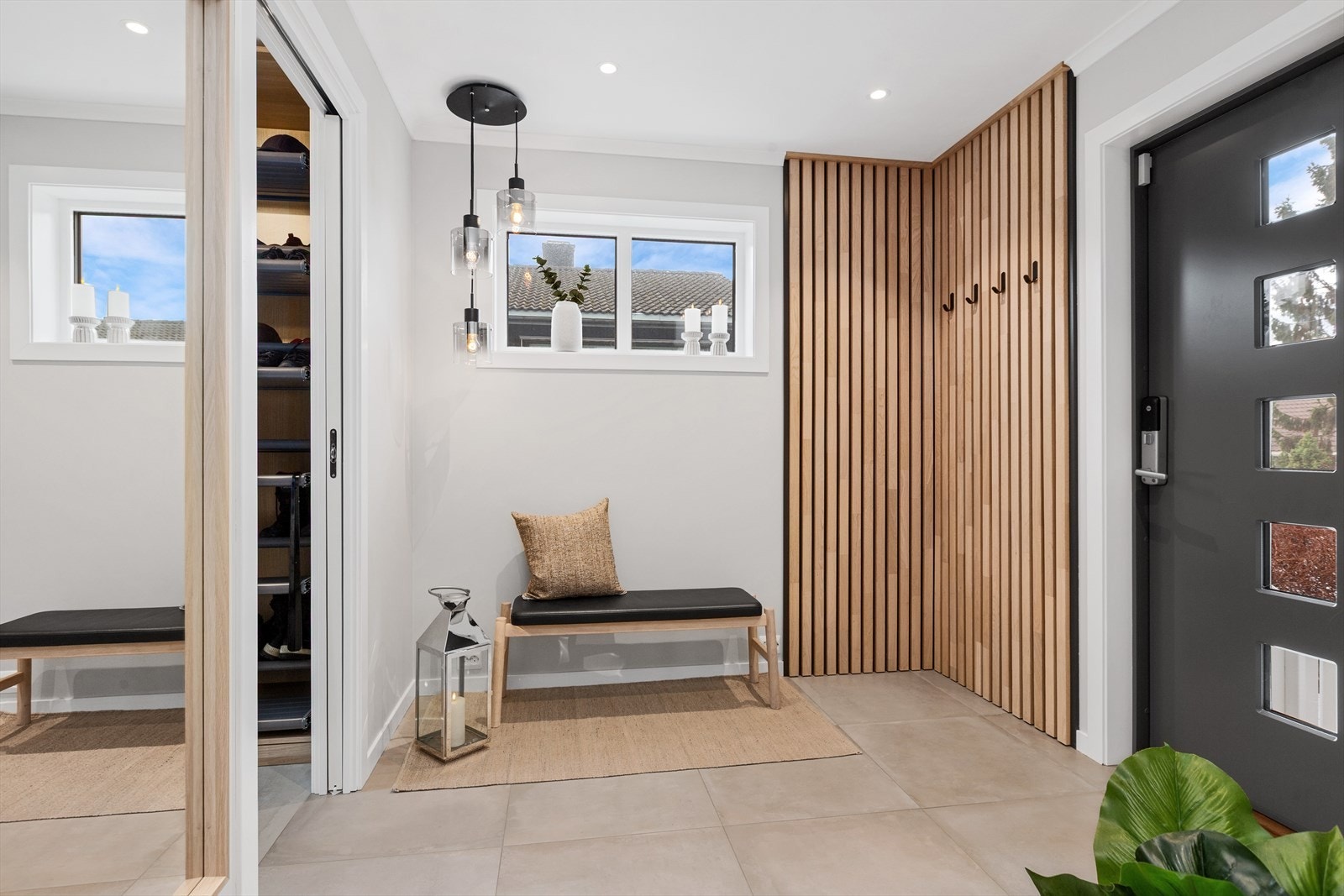 I entréen er det god plass til oppbevaring av yttertøy og sko. Galleribilde