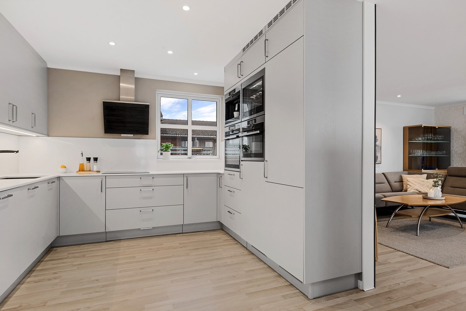 Funksjonell utforming og god plass for oppbevaring i skap, skuffer og benkeplass for både store og små kokker. Galleribilde