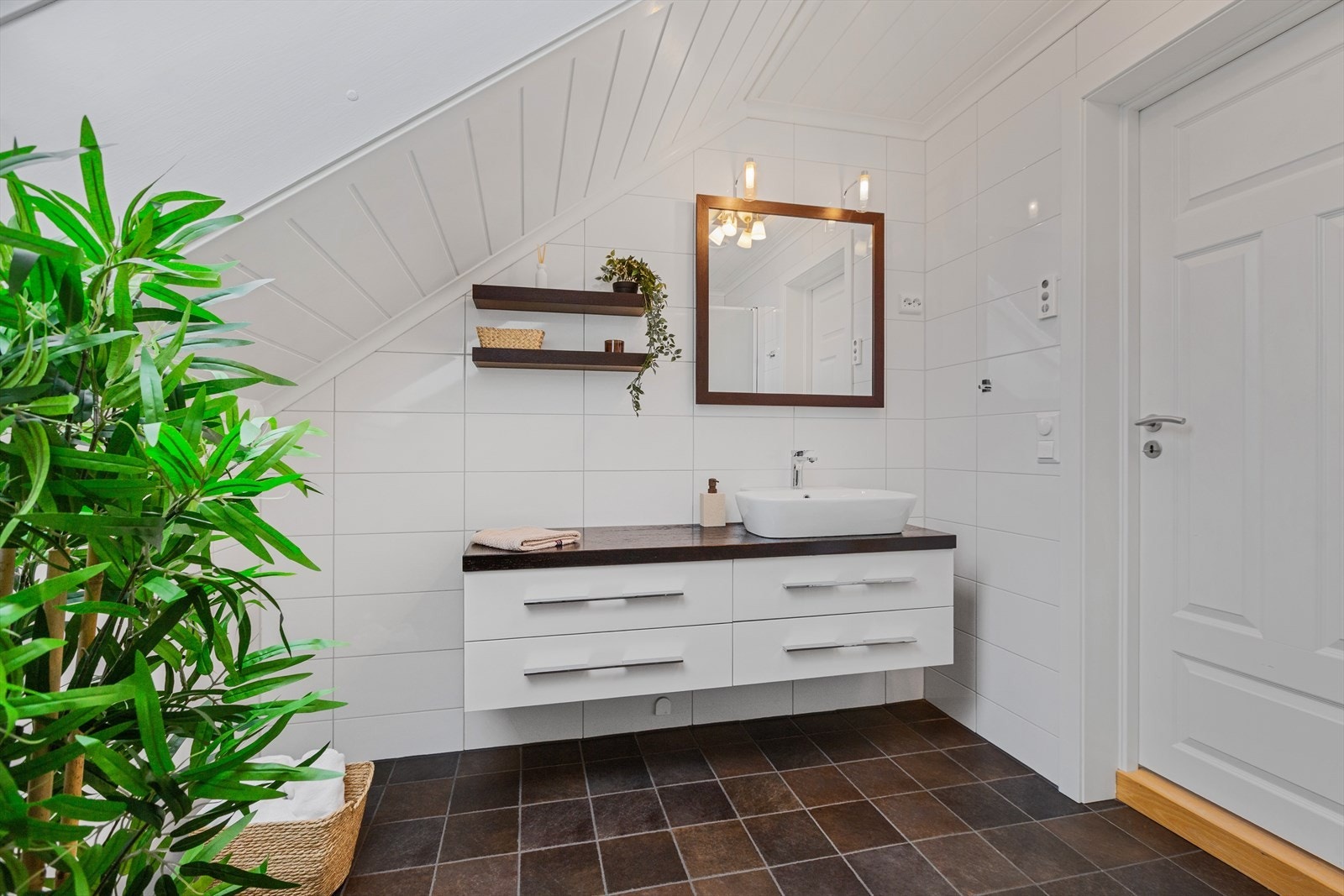 Bad i 2. etasje er fra 2011. Veggene er flislagte, og taket har MDF-panel, mens gulvet er flislagt med gulvvarme. Galleribilde