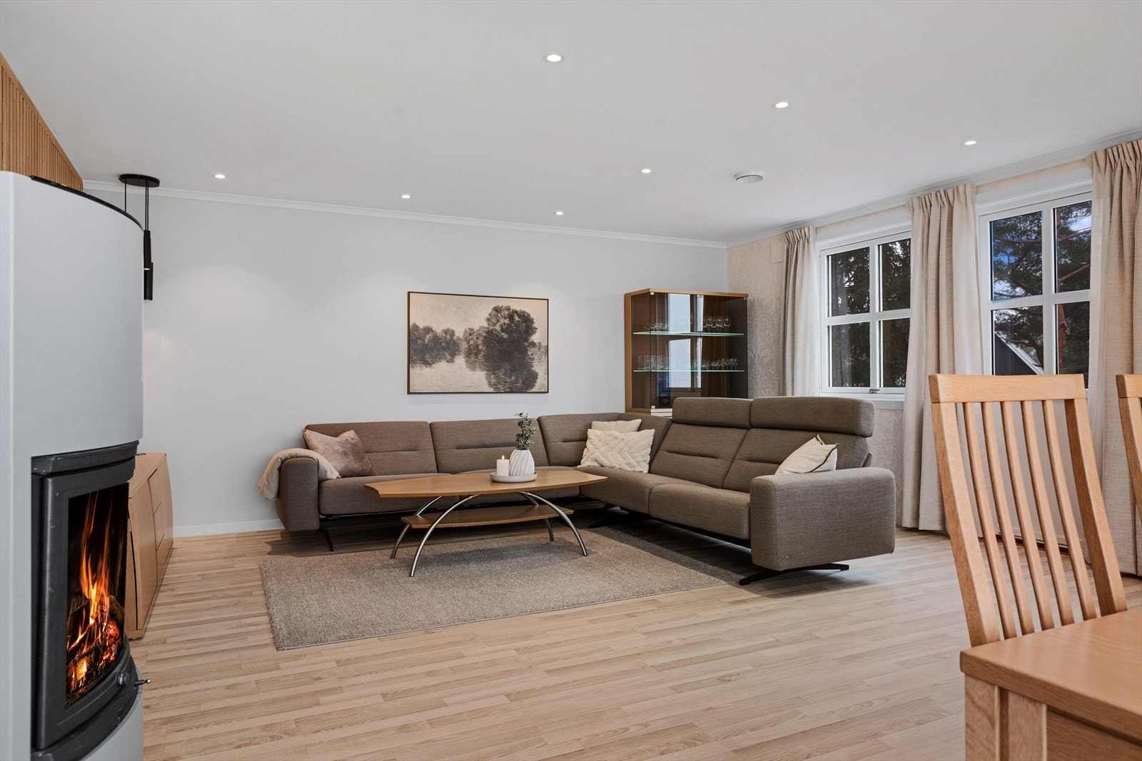 Vedovn plassert midt i rommet sørger for ekstra god temperatur og knitrende hygge på kalde kvelder. Galleribilde